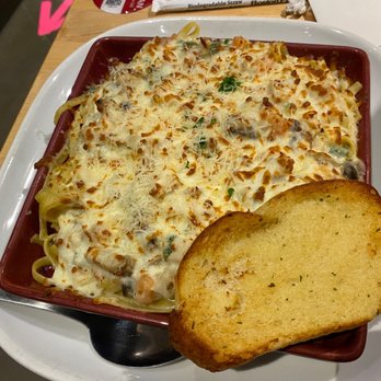 Boston Pizza - Baked chicken and mushroom fettuccine with white sangria and raspberry. - Pizza Near Me - Winnipeg, Manitoba Boston Pizza - Baked chicken and mushroom fettuccine with white sangria and raspberry. - Pizza Near Me - Winnipeg, Manitoba
