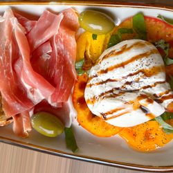 Limoncello Ristorante - BURRATA PROSCIUTTO
Burrata Cheese, Heirloom Tomatoes, Prosciutto San Daniele, Castelvetrano Olives, Balsamic Reduction, Pane