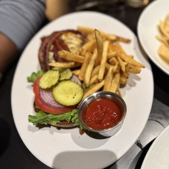 Nona Blue Modern Tavern - Nona Blue Burger - Bars Near Me - Orlando, Florida