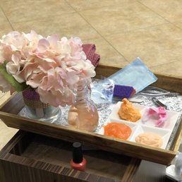 They put attention into detail at this salon. I love the tray setup for the Tropical Paradise pedicure.