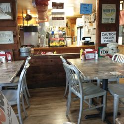 Lively's BBQ - Tiny dining room