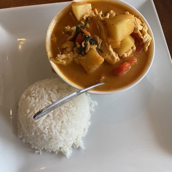 Thai Paradise - Chicken curry w/steamed white rice. - Thai Near Me - Folsom, California Thai Paradise - Chicken curry w/steamed white rice. - Thai Near Me - Folsom, California