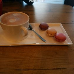 Hôtel Ibis - Hot chocolate and 3 delicious macaroons for only 5 euros!!