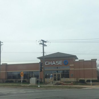 Chase Bank - 1-02-2017.  Dreary yes, but it doesn't look all that cold for that date. - Banks & Credit Unions Near Me - Park Ridge, Illinois