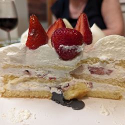 Paris Baguette - Cross section of the cake with cake, mousse and strawberry layers