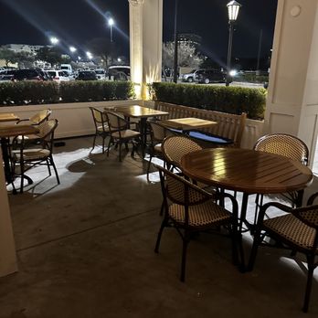 Hudson House - Patio seating - Seafood Near Me - Irving, Texas