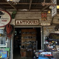 Broadway Paul’s Antiques and Salvage - One of 3 or possibly 4 entryways I noticed