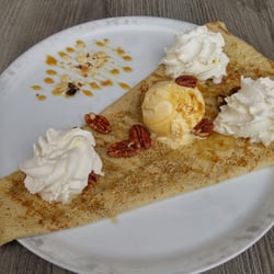 Le Pub - La crêpe Américana. Sirop d'érable, chantilly, glace vanille et noix de pécan