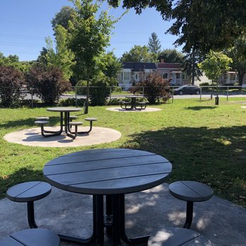 Parc Saint-Paul-de-la-Croix - Espace table a picnic - Parks Near Me - Montreal, Quebec Parc Saint-Paul-de-la-Croix - Espace table a picnic - Parks Near Me - Montreal, Quebec