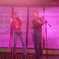 To Sing - Cantando en el escenario