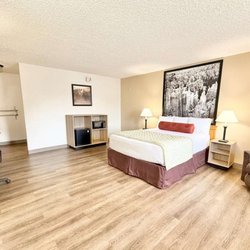 Super 8 by Wyndham Salina/Scenic Hills Area - Guest room