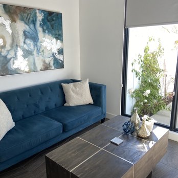 The New Inn - Amazing decor comfortable couch in room. - Hotels Near Me - Temecula, California