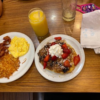 Denny's - Great service with great food. Shoutout to server Magdalena with great customer service - Diners Near Me - Arcadia, California