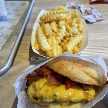 Shake Shack I-Drive - Smoke shacks burger&fries - Ice Cream & Frozen Yogurt Near Me - Orlando, Florida Shake Shack I-Drive - Smoke shacks burger&fries - Ice Cream & Frozen Yogurt Near Me - Orlando, Florida