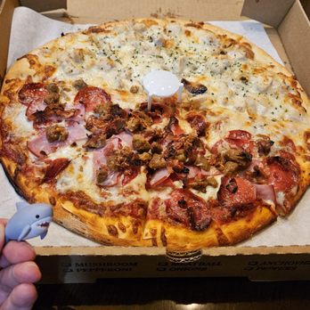 zpizza - L size pizza with zworks and roasted garlic chicken split toppings - Pizza Near Me - Los Angeles, California zpizza - L size pizza with zworks and roasted garlic chicken split toppings - Pizza Near Me - Los Angeles, California