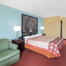 Super 8 by Wyndham Troy IL/St. Louis Area - Guest room