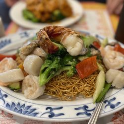 Mr Shens Peking Chinese Restaurant - Seafood crispy noodles. Yum!