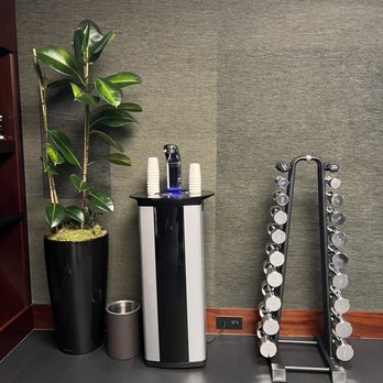 Park Hyatt Paris-Vendome - Water and weights in the gym - Hotels Near Me - Paris, 75