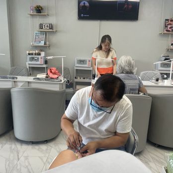 Blooming Nails - Nail Salons Near Me - Urban Honolulu, Hawaii