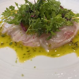 Sea bream sashimi avec des herbes mixtes & delicieuses