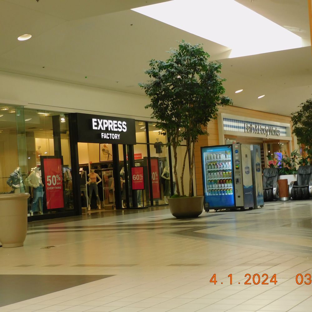 The many stores which offers the many discounts and the welcome to the many teenager shoppers. The many stores which offers the many discounts and the welcome to the many teenager shoppers.