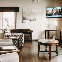 Bicentennial Inn - Lobby Sitting Area