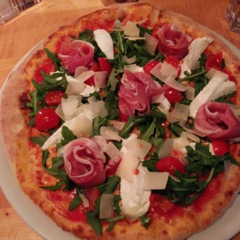 Il Sestante - Bella Napoli: Tomatensauce, Mozzarella, Kirschtomaten, Büffelmozzarella, Rohschinken, Rucola und Grana Padano - Pizza Near Me - Vienna, 9