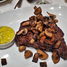 Ribeye with bearnaise and mushrooms Ribeye with bearnaise and mushrooms