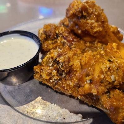 Pluckers Wing Bar by null