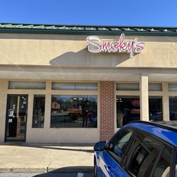 Smoky's BBQ - Smokey's entrance