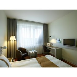 Hotel Holiday Inn - Room view showing desk and wall-mounted TV