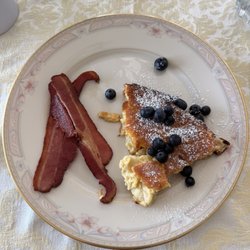 Maitland Manor - Dutch baby and bacon for breakfast