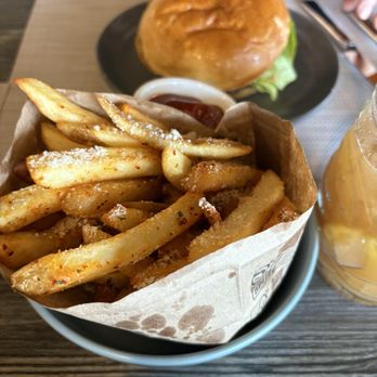Haven's Harborside - Smash burger - Cocktail Bars Near Me - Wailuku, Hawaii