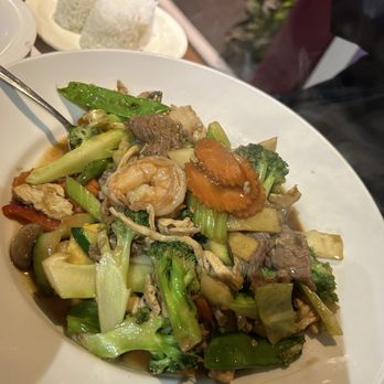 Tong's Thai Restaurant - Vegetable Stir Fry with chicken, shrimp, and beef. - Thai Near Me - San Antonio, Texas Tong's Thai Restaurant - Vegetable Stir Fry with chicken, shrimp, and beef. - Thai Near Me - San Antonio, Texas