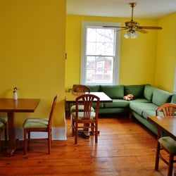 Twinflower Inn Bed & Breakfast - A cheerful dining room where a wonderful tasty breakfast is served.