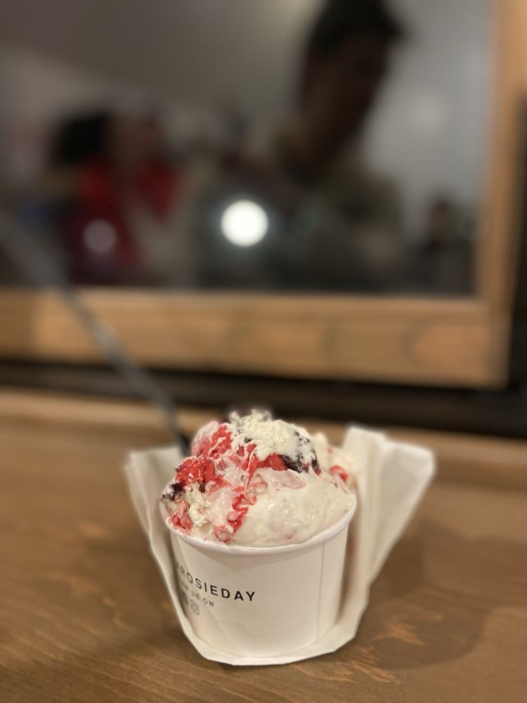 Rosies Handcrafted Ice Cream Logo