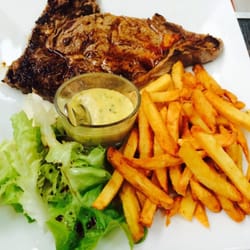 L'Auberge de l'Etoile - Restaurant - Sirloin steak with a bearnaise sauce and fries.