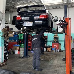 Thomas and Sam are replacing the swaybar links. Thomas and Sam are replacing the swaybar links.
