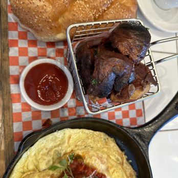 Cafe Landwer - Rutherford & Bathurst - Protein packed Omlette with potatos and challah - Cafes Near Me - Maple, Ontario