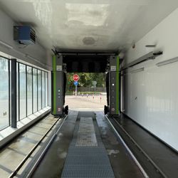 Esso - Zwischen den Esso Tankstelle und OMV Tankstelle,, der heißt EG Wash