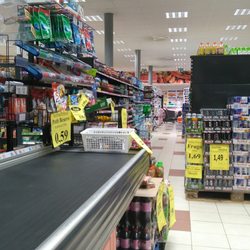 Delikatesy Kulfon - Ogólny widok na sklep z kas.