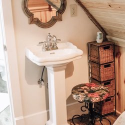 The Victorian on Main - Vanity in the Squirrel's Nest