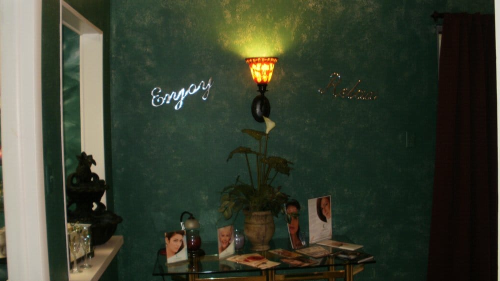 Center St. Hair Razors & Day Spa Logo