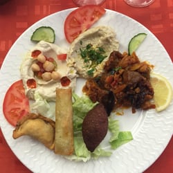 Assiette traditionnelle ( la moussaka délicieuse remplace le taboulé prévu )