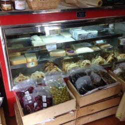 Agrosole Emporio Nativo - Empanadas y aceitunas.