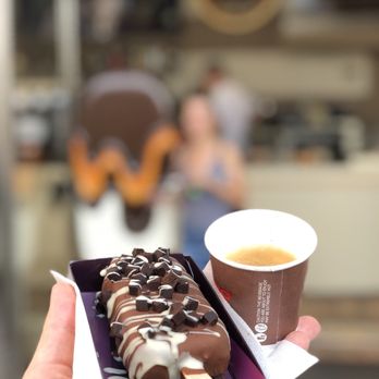Magnum - Vanilla ice cream, milk chocolate dip, brownie bits, and white chocolate drizzle - Ice Cream & Frozen Yogurt Near Me - Venezia, VE Magnum - Vanilla ice cream, milk chocolate dip, brownie bits, and white chocolate drizzle - Ice Cream & Frozen Yogurt Near Me - Venezia, VE