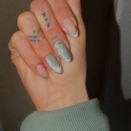 Cat eye/french tip with chrome details Cat eye/french tip with chrome details