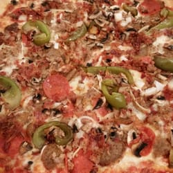Gumita's Trattoria Pizzeria - Mouth-watering pizza with the works (picture taken with the flash off).
