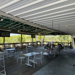 Gilligan's Seafood Restaurants - Johns Island - Outside eating area