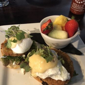 B Matthews Eatery - Fried Green Tomato Benedict - New American Near Me - Savannah, Georgia